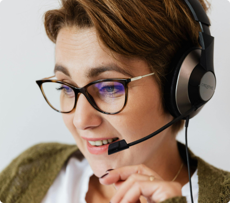 chica de telemarketing en llamada